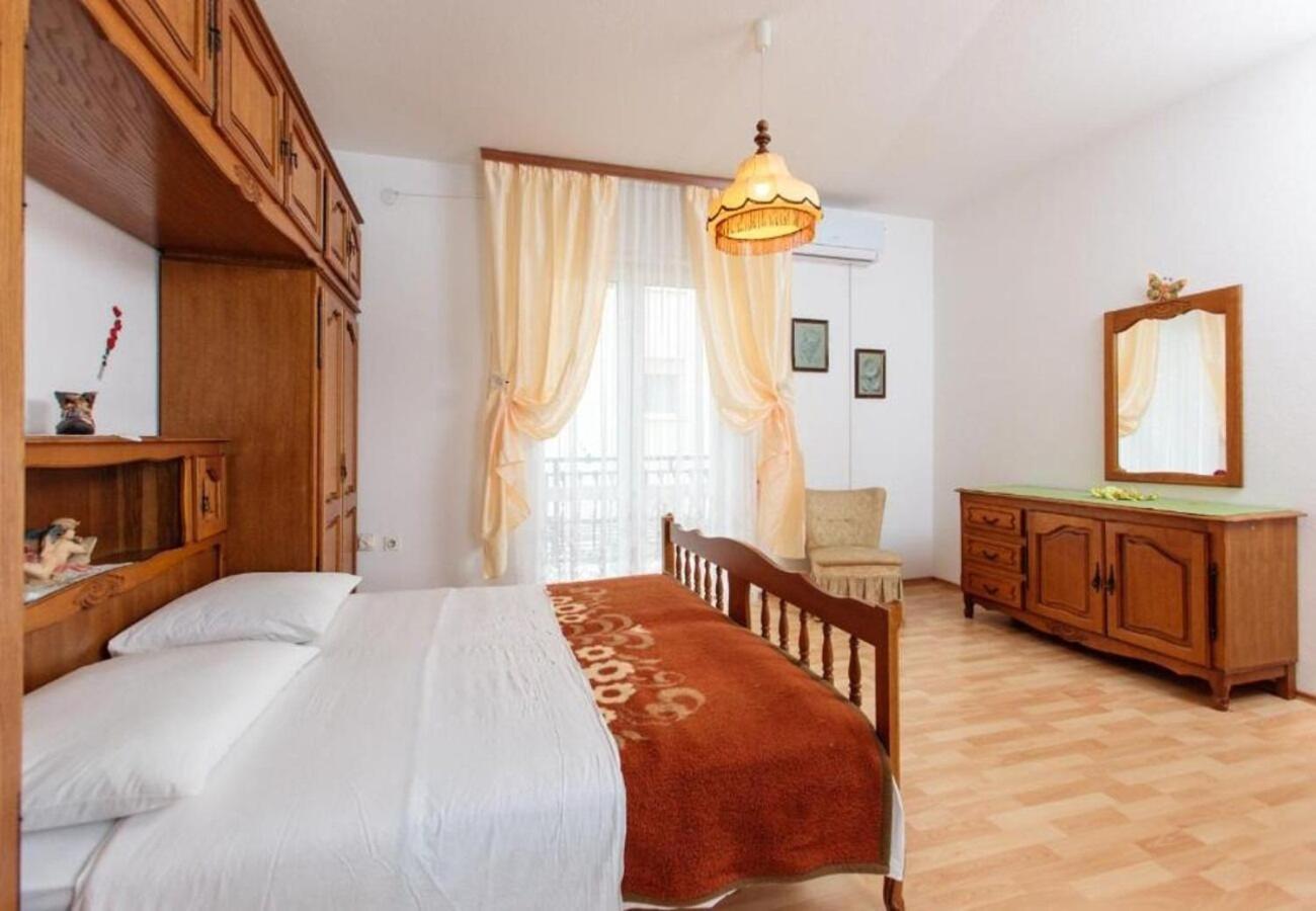 Apartment Knez 1 - 50 M From Beach Podstrana Kültér fotó